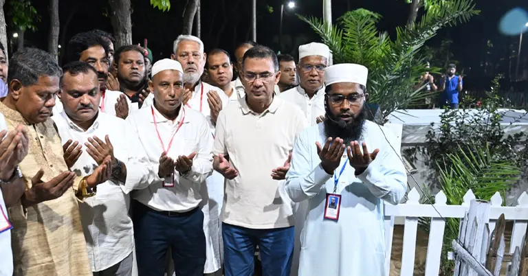 কবর জিয়ারত করছেন প্রধানমন্ত্রী তারেক রহমান